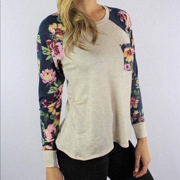 Tops - LAST ONE!! Floral sleeve top with front pocket